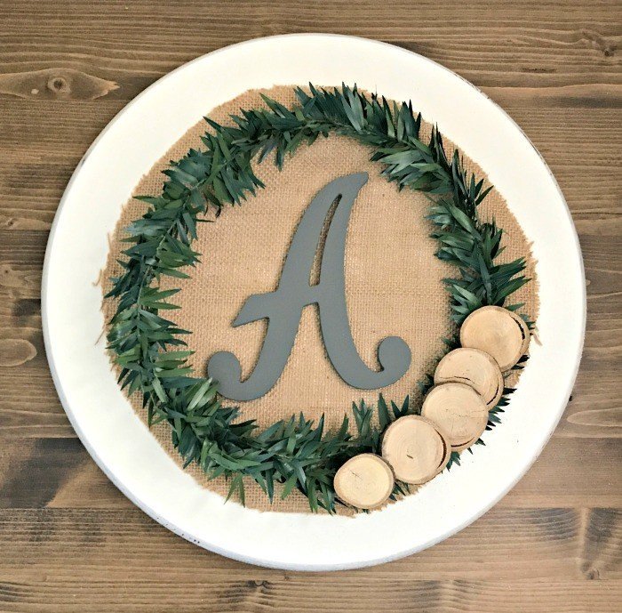 12 Pretty Ideas for a quick and easy burlap sign decor or wreath with Initial or monogram.