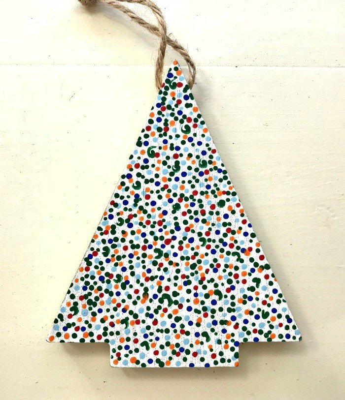 Get the DIY Info for 6 Fun & Easy Christmas Ornaments for kids to make. But don't worry, grown ups can do these too. Perfect for craft parties with friends and family. #CraftParty #DIYChristmasOrnaments #KidsOrnaments #DIYChristmas