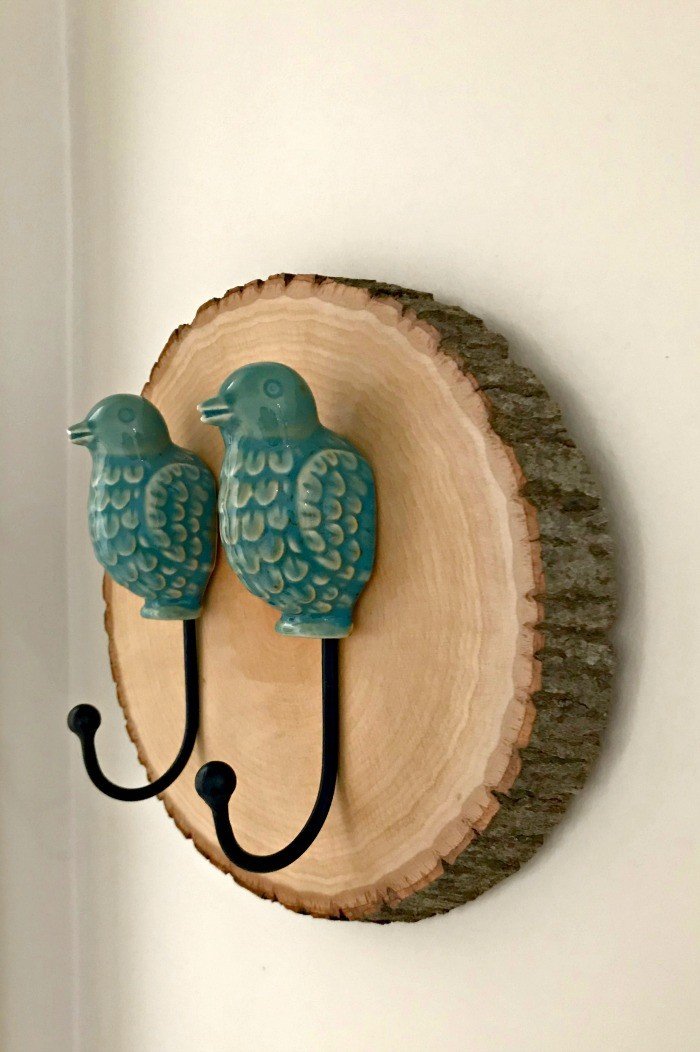 Add the wood slice trend to your decor with this simple wood slice idea. This is how to Make a Simple DIY Wood Slice Wall Hook. An easy wood slice decor idea. #woodslice #DIYWallHook #DIYWoodSlice #WoodSliceDecor