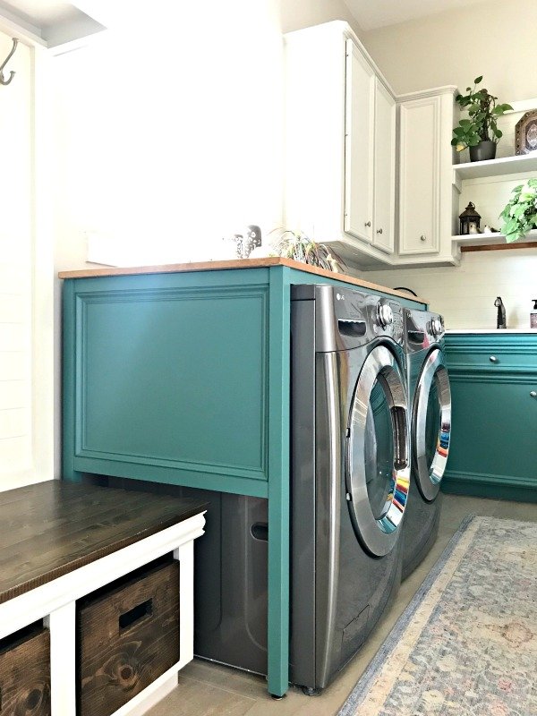 Full tutorial and build plans for this fantastic over washer and dryer DIY Laundry Table. This simple build hides those ugly machines, adds extra style and organization. #LaundryTable #WoodworkingIdeas #Woodworking #DIYFurniture #LaundryRoom #AbbottsAtHome