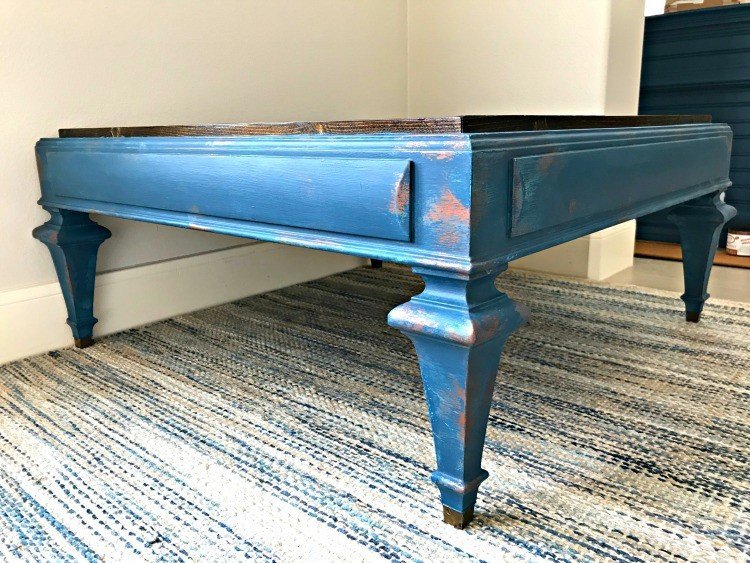 I love an easy to follow how-to video. This pretty dark blue and copper chalk paint DIY makeover adds tons of style and character to boring furniture. #AbbottsAtHome #FurnitureMakeover #FurniturePainting #ChalkPaint