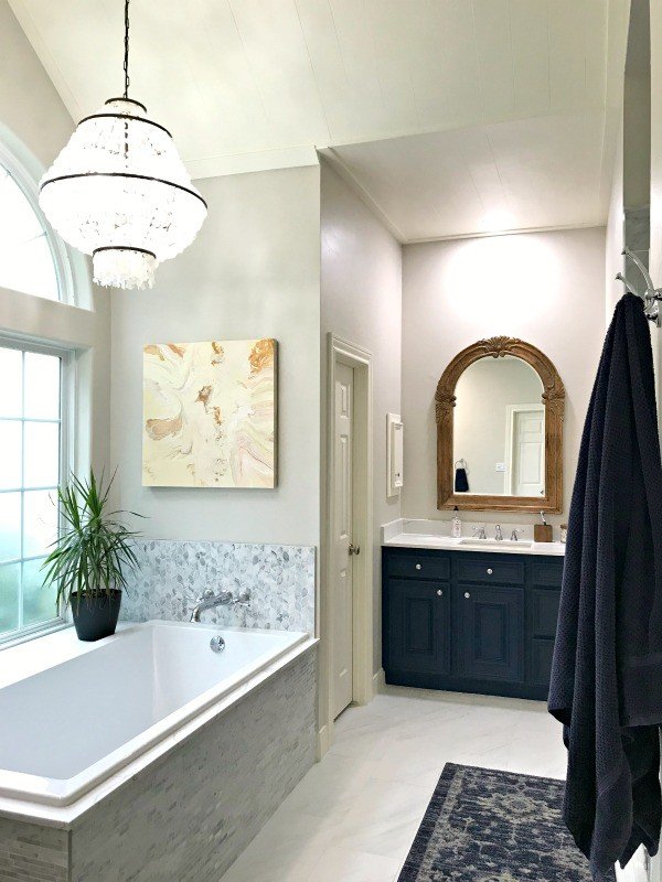 I love this beautiful Master Bathroom Makeover with traditional style and stylish bathroom decor ideas. #BathroomDecor #BathroomDecorIdeas #BathroomDesign #MasterBathroom #BeforeAndAfter #BathroomRemodel