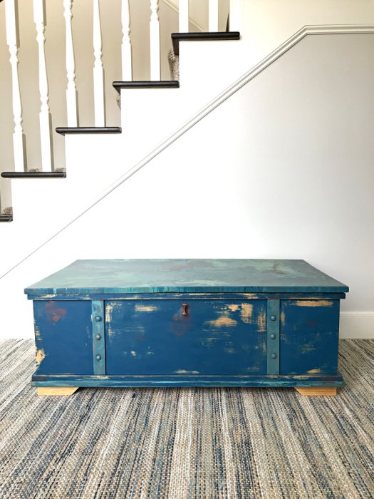 I'm so in love with this DIY Shabby Distressed Paint Finish. Here are the easy DIY steps and how-to video.You can get that perfect Vintage, Rustic Paint Look with 7 easy DIY Steps. #AbbottsAtHome #FurnitureMakeover #PaintingFurniture #Vintage #DIYIdeas #PaintTips
