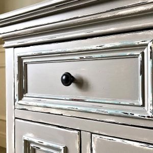I LOVE This Easy DIY White And Grey Distressed Chalk Paint Look