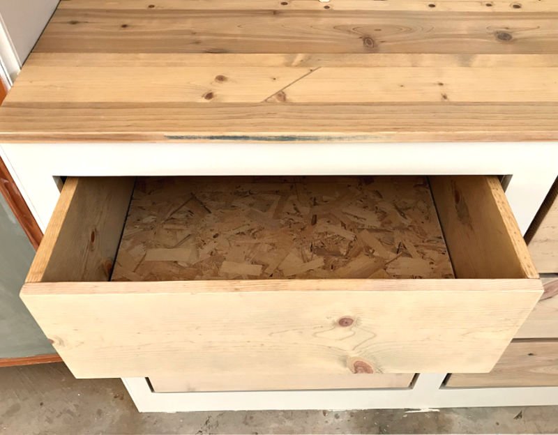 How to build Easy DIY Drawer Boxes with lumber. Simple rustic drawer design for storage and other woodworking projects. Most of the tutorials you find for building drawer boxes are for plywood boxes with a face or for high-end lumber with fancy joinery. BUT, sometimes you just want an easy, low-cost, simple drawer like this this drawer with a pretty, rustic design.