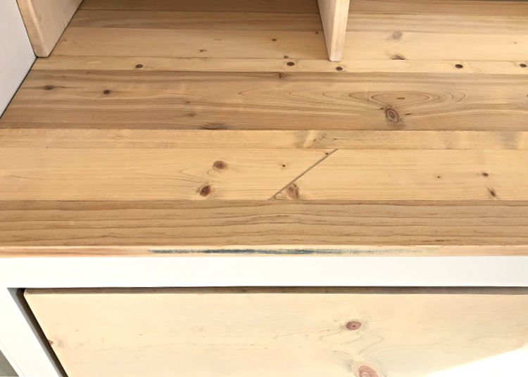 Turn that scrap wood or reclaimed wood into this beautiful rustic DIY Scrap Wood Table Top for your next furniture or woodworking project. How to build a rustic reclaimed wood table top with a Kreg Jig.
